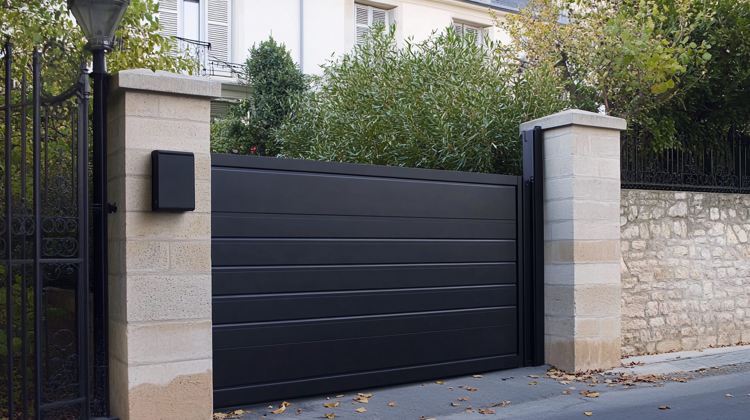 une-porte-de-garage-noire-est-ouverte-a-une-maison-avec-un-panneau-qui-dit-bienvenue-a-l-adresse (1)
